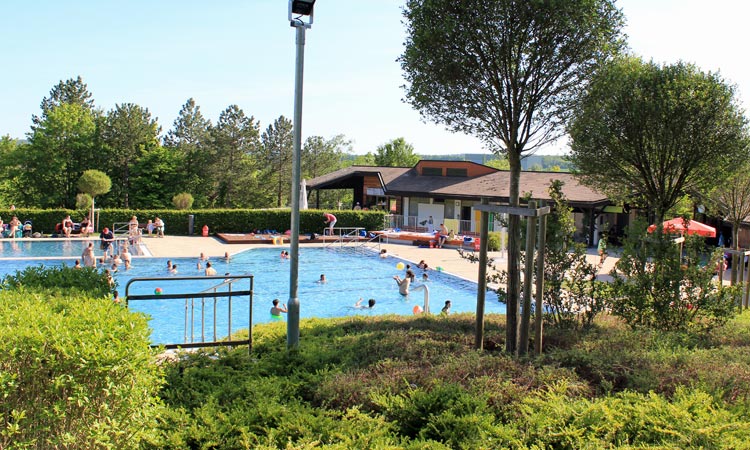 Blick auf das Freibad Scheinfeld