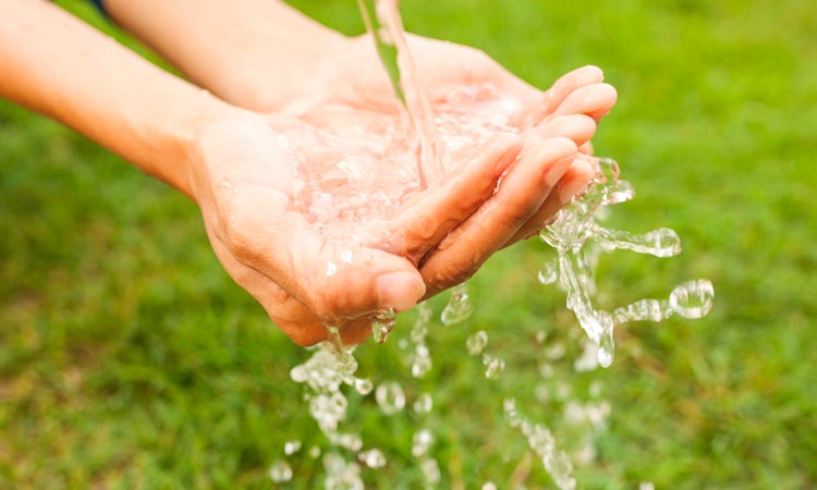 Wasser fällt in Hände